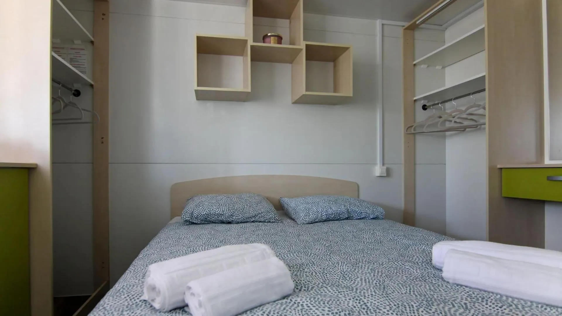 Mobile Home Olive Tree 파코스탄